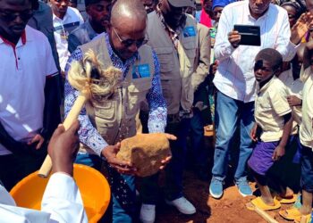 RDC/Sud-Kivu : Des nouvelles classes pour l’école primaire Bugobe à Kabare, Eustache MUHANZI MUBEMBE pose la première pierre