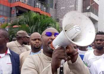 Jésus -Noël Sheke, président de la fondation qui porte son nom, a effectué vendredi 13 octobre, une ronde dans la commune de Lingwala à Kinshasa pour s&rsquo;enquérir des quelques situations qui touchent les habitants de cette partie de la ville de Kinshasa