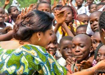 6eme ÉDITION DE LA CAMPAGNE « KIT SCOLAIRE POUR TOUS » : LA FONDATION LA COLOMBE DE MADAME HAMIDA CHATUR KAMERHE AU CHEVET DES ENFANTS DE KIKWIT ET MASIMANIMBA