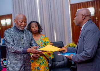 ASSEMBLÉE NATIONALE : LE PRÉSIDENT VITAL KAMERHE RÉCEPTIONNE OFFICIELLEMENT LA PÉTITION INITIÉE CONTRE CINQ MEMBRES DU BUREAU