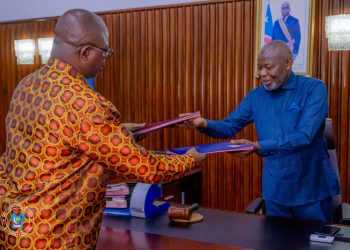 ASSEMBLÉE NATIONALE / REMISE ET REPRISE : LE PREMIER VICE-PRÉSIDENT JEAN-CLAUDE TSHILUMBAYI SALUE L’EXPÉRIENCE ET LA GESTION RIGOUREUSE DE L’HONORABLE VITAL KAMERHE