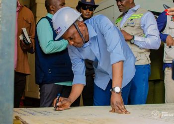 Kisangani : John Banza, Min.ITP, visite l’usine de panneaux préfabriqués, un levier stratégique pour la construction nationale