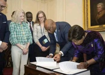 Kinshasa durcit le ton : On négocie à Doha et Washington, on se bat dans l’Est