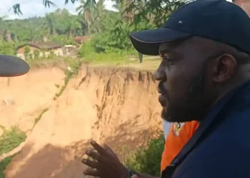 ITP : À Kenge, le Sénateur Papy Labila inspecte les travaux de stabilisation de trois têtes d’érosion au quartier Kikwit