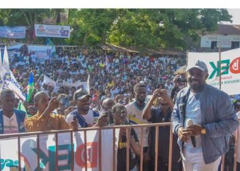 Kwilu : À Bulungu, le Sénateur Papy Labila inaugure le siège de sa fondation et offre une radio communautaire gratuite à la population