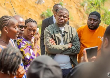 Kinshasa : Le Sénateur Tony Labila Obial à la rescousse des habitants du quartier Djelo Binza à Ngaliema, menacés par une tête d’érosion ravageuse