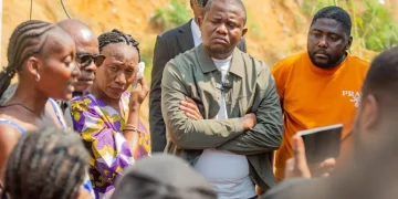 Kinshasa : Le Sénateur Tony Labila Obial à la rescousse des habitants du quartier Djelo Binza à Ngaliema, menacés par une tête d’érosion ravageuse