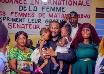 8 mars à Matadi Mayo : honoré par les « Femmes Débout », le Sénateur Tony Labila Obial s’engage à porter leur plaidoyer pour les routes et la morgue de l’hôpital