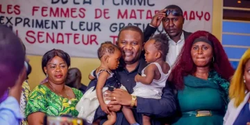 8 mars à Matadi Mayo : honoré par les « Femmes Débout », le Sénateur Tony Labila Obial s’engage à porter leur plaidoyer pour les routes et la morgue de l’hôpital