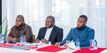 Politique : le Président du Regroupement politique AVK-2018 Didier Kamerhe réaffirme l’engagement de l’UNC derrière le Président Félix Tshisekedi et promet un cadre d’écoute pour les élus communaux.