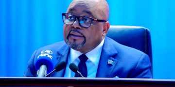 Xénophobie en Afrique du Sud: Aimé BOJI SANGARA condamne. annonce l’invitation du Ministre d’Etat aux Affaires Étrangères à l’Assemblée et salue la brillante prestation du Président de la République lors de sa conférence de presse