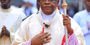 Maï-Ndombe : Le Cardinal Fridolin Ambongo regagne Kinshasa après une mission de travail à Inongo
