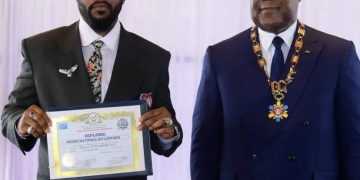 Fally Ipupa décoré par Félix Tshisekedi après son exploit au Stade de France
